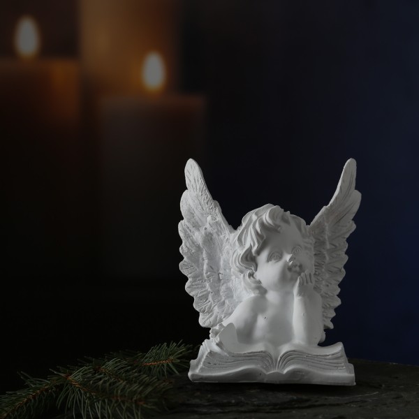 Träumender Engel mit Buch - weiß - 11 x 7 x 13cm - Blick links