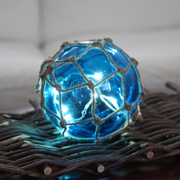 LED Glaskugel im Garnnetz - mit Juteseil - 8 warmweiße LED - hängend - D: 14cm - blau