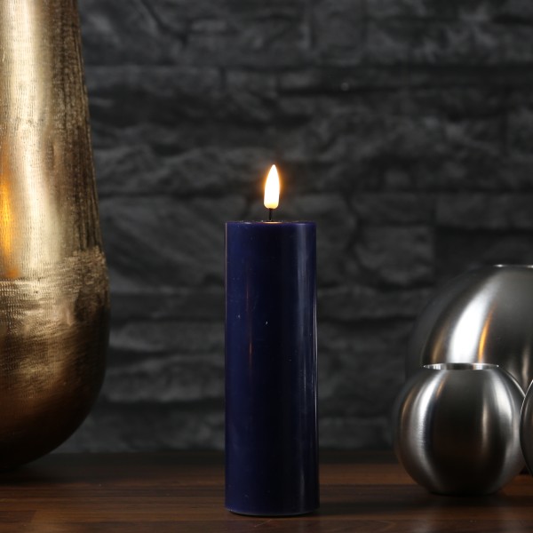 LED Stumpenkerze MIA - Echtwachs - realistische 3D Flamme - H: 15cm - D: 5cm - königsblau