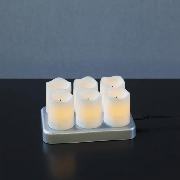 LED Stumpenkerzenset - 6 LED Kerzen mit Ladestation - H: 7,5cm - flackernde LED - weiß