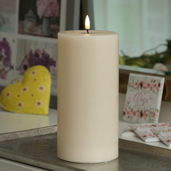 LED Stumpenkerze MIA - Echtwachs - realistische 3D Flamme - H: 10cm - D:10cm - Batterie - creme