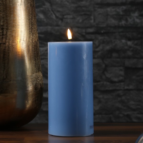 LED Stumpenkerze MIA - Echtwachs - realistische 3D Flamme - H: 20cm - D: 10cm - eisblau