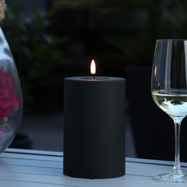 LED Stumpenkerze MIA - Kunststoff - realistische 3D Flamme - H: 15cm - f. Außen - schwarz