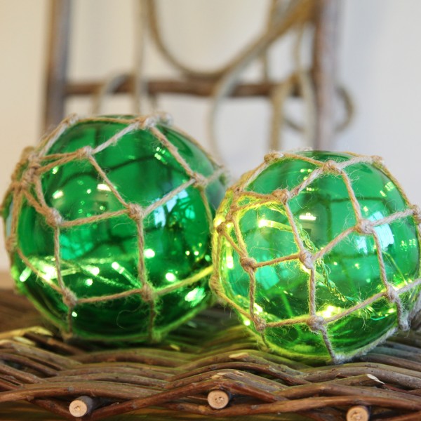 LED Glaskugel im Garnnetz - mit Juteseil - 8 warmweiße LED - hängend - D: 14cm - grün
