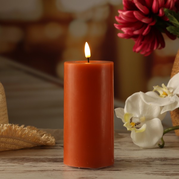 LED Stumpenkerze MIA - Echtwachs - realistische 3D Flamme - H: 15cm - D: 7,5cm - orange