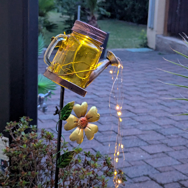 LED Solar Gießkanne mit Wasserfall Lichterkette - Gelbes Solarglas mit Libelle - H: 80cm - Sensor